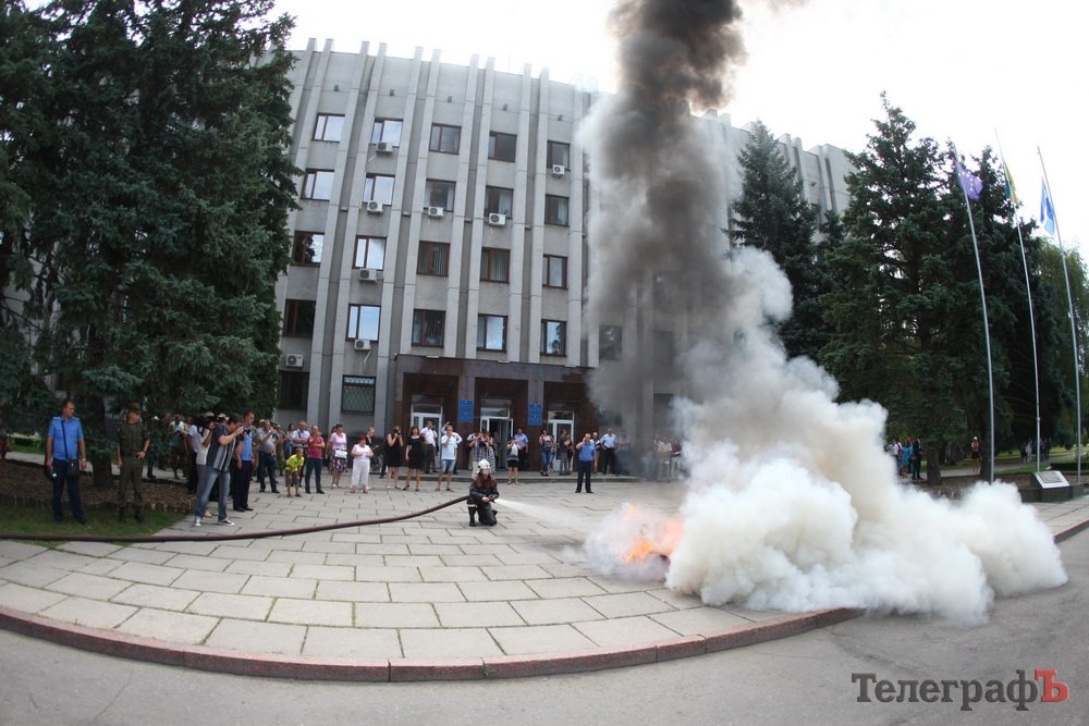 Скандал на сессии Кременчугского горсовета: возле мэрии горят шины из-за «домика Шаповалова» Скандал на сессии Кременчугского горсовета: возле мэрии горят шины из-за «домика Шаповалова»