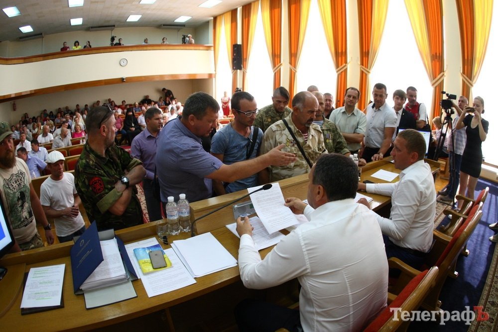 Скандал на сессии Кременчугского горсовета: возле мэрии горят шины из-за «домика Шаповалова» Скандал на сессии Кременчугского горсовета: возле мэрии горят шины из-за «домика Шаповалова»