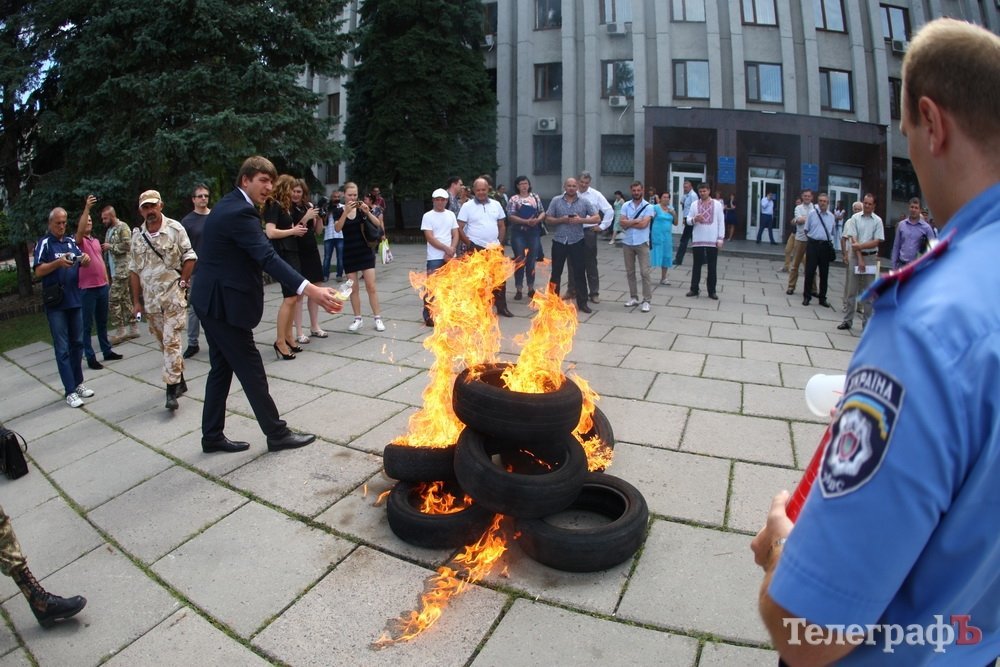Скандал на сессии Кременчугского горсовета: возле мэрии горят шины из-за «домика Шаповалова» Скандал на сессии Кременчугского горсовета: возле мэрии горят шины из-за «домика Шаповалова»