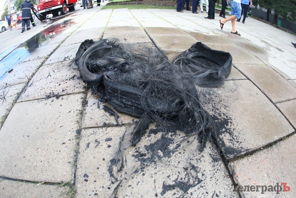 Скандал на сессии Кременчугского горсовета: возле мэрии горят шины из-за «домика Шаповалова» Скандал на сессии Кременчугского горсовета: возле мэрии горят шины из-за «домика Шаповалова»