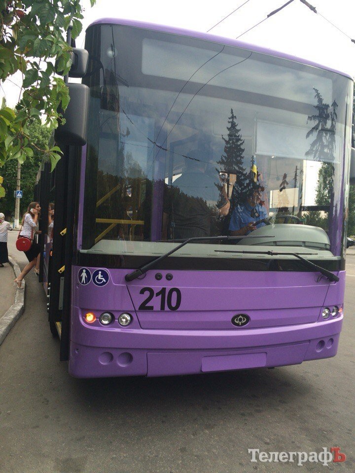 В Кременчуге на маршрут вышел любвеобильный троллейбус «цвета утренней зари» В Кременчуге на маршрут вышел любвеобильный троллейбус «цвета утренней зари»