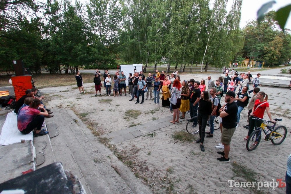 Мізки на паличці з'явились на фасаді колишнього кінотеатру «Дніпро» Мізки на паличці з'явились на фасаді колишнього кінотеатру «Дніпро»