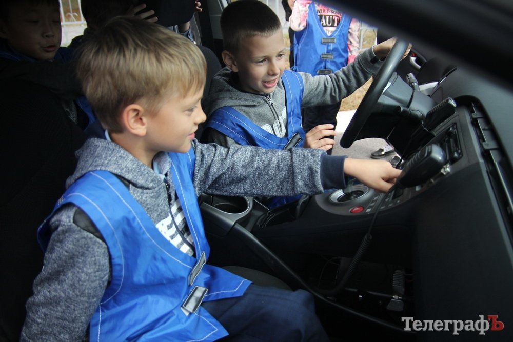 Кременчугские школьники залезли в полицейский Prius: сигналили и кричали в громкоговоритель Кременчугские школьники залезли в полицейский Prius: сигналили и кричали в громкоговоритель