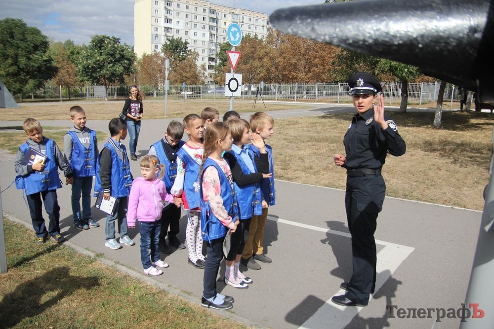 Кременчугские школьники залезли в полицейский Prius: сигналили и кричали в громкоговоритель Кременчугские школьники залезли в полицейский Prius: сигналили и кричали в громкоговоритель