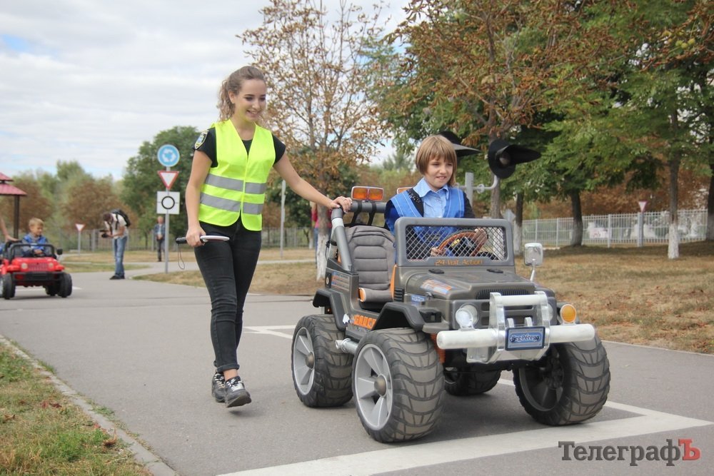 Кременчугские школьники залезли в полицейский Prius: сигналили и кричали в громкоговоритель Кременчугские школьники залезли в полицейский Prius: сигналили и кричали в громкоговоритель