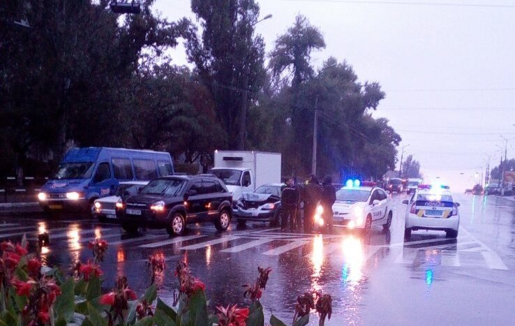 В Кременчуге Honda врезалась в дерево: пострадало 2 человека В Кременчуге Honda врезалась в дерево: пострадало 2 человека