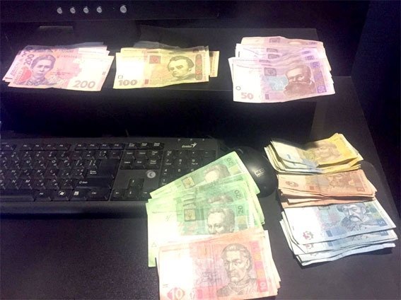 В Кременчуге «накрыли» два игровых зала, замаскированные под интернет-клуб В Кременчуге «накрыли» два игровых зала, замаскированные под интернет-клуб