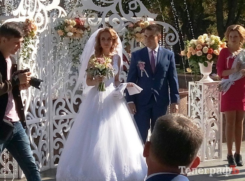 Кременчужане Анастасия и Владимир поженились на День города прямо в центральном сквере Кременчужане Анастасия и Владимир поженились на День города прямо в центральном сквере