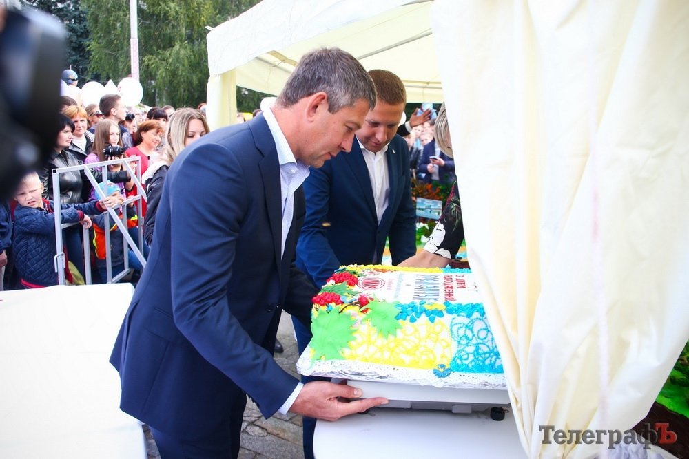 «Тортик» весом более тонны и еще три сладких рекорда Украины — и все это в Кременчуге! «Тортик» весом более тонны и еще три сладких рекорда Украины — и все это в Кременчуге!