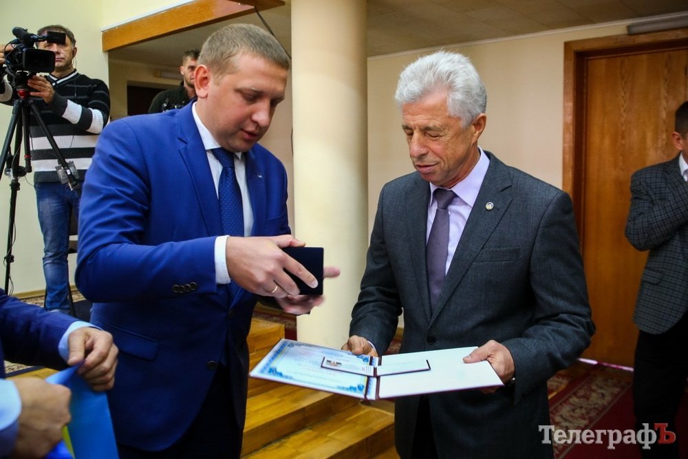 Скандал таки вспыхнул. Но Почетными гражданами Кременчуга все равно стали Тамара Просяник и Михаил Загирняк Скандал таки вспыхнул. Но Почетными гражданами Кременчуга все равно стали Тамара Просяник и Михаил Загирняк