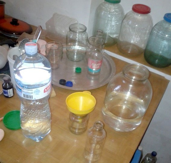 В Крюкове полицейские утилизировали 5 литров самогонки и закваску В Крюкове полицейские утилизировали 5 литров самогонки и закваску