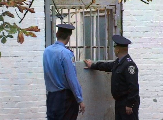 У Полтаві парубок у масці вбив чоловіка за золотий ланцюжок на очах у його матері У Полтаві парубок у масці вбив чоловіка за золотий ланцюжок на очах у його матері