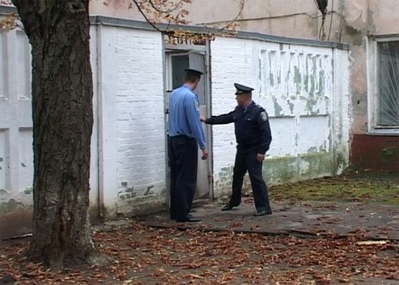 У Полтаві парубок у масці вбив чоловіка за золотий ланцюжок на очах у його матері У Полтаві парубок у масці вбив чоловіка за золотий ланцюжок на очах у його матері
