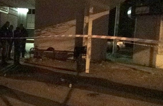 В Кременчуге на остановке зарезали человека В Кременчуге на остановке зарезали человека