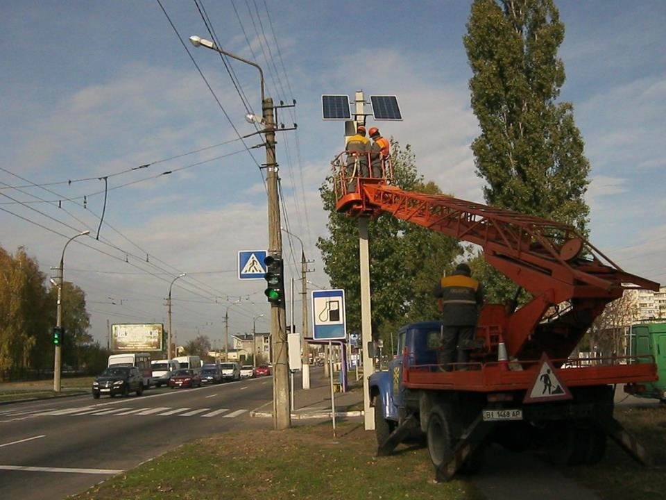 У Кременчуці з'явився перший світлофор на сонячній батареї У Кременчуці з'явився перший світлофор на сонячній батареї