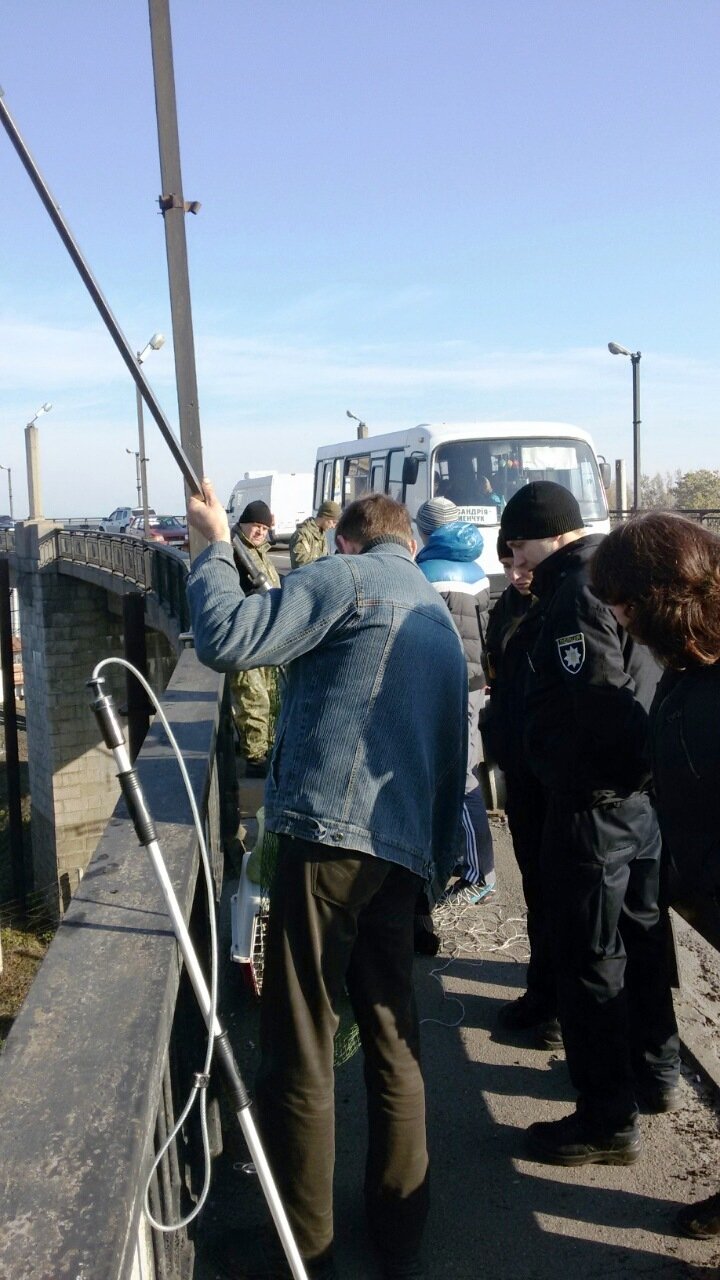 Кременчужане на мосту спасали котёнка: с полицией и АТОшниками Кременчужане на мосту спасали котёнка: с полицией и АТОшниками