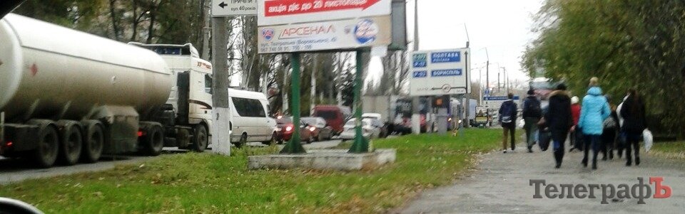 В Кременчуге у вокзала пробка – грузовик примял к борту легковушку В Кременчуге у вокзала пробка – грузовик примял к борту легковушку