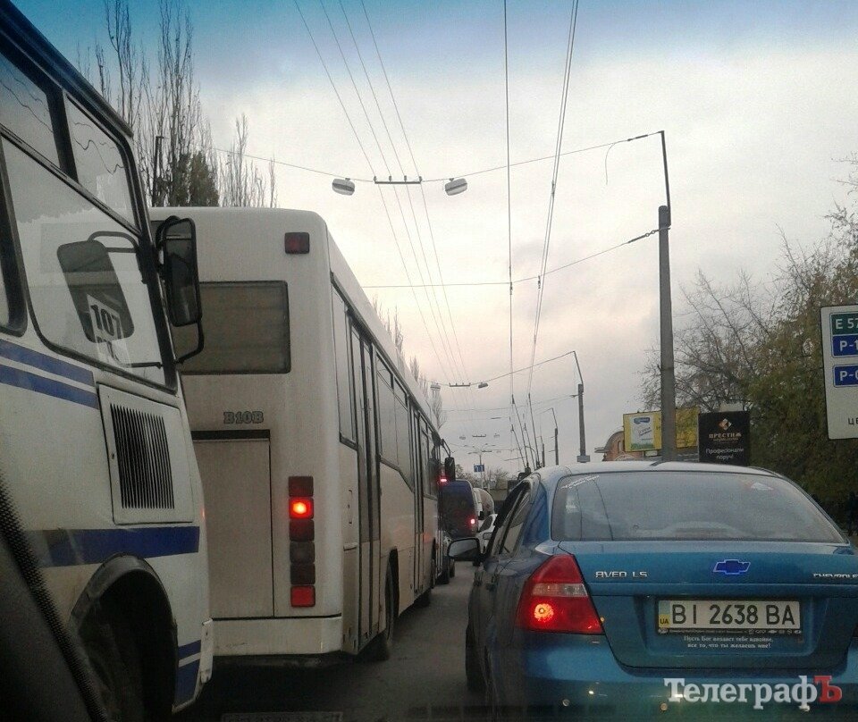 В Кременчуге у вокзала пробка – грузовик примял к борту легковушку В Кременчуге у вокзала пробка – грузовик примял к борту легковушку