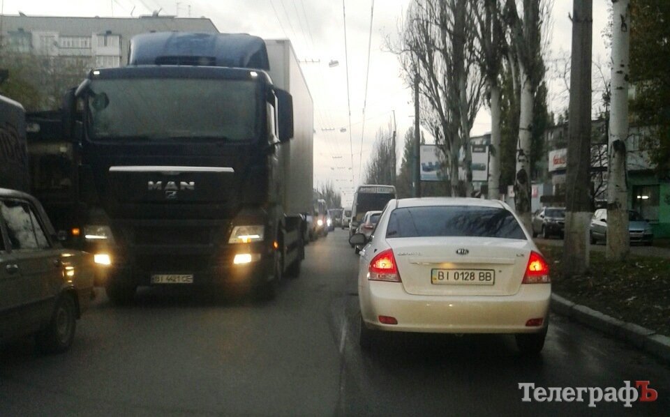 В Кременчуге у вокзала пробка – грузовик примял к борту легковушку В Кременчуге у вокзала пробка – грузовик примял к борту легковушку
