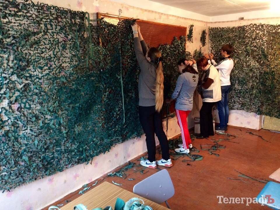 Кременчуцькі «павучки» продовжують плести маскувальні сітки Кременчуцькі «павучки» продовжують плести маскувальні сітки