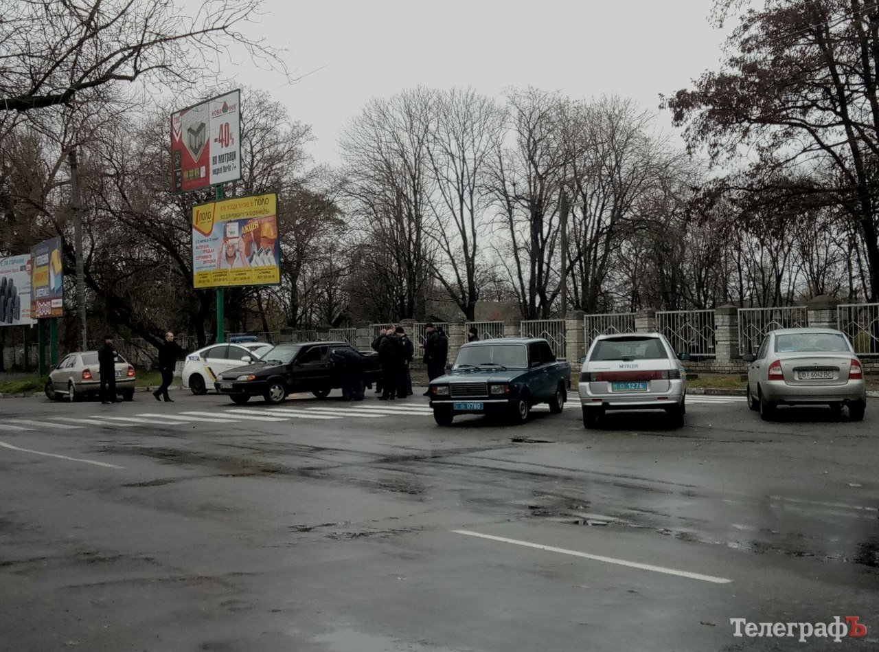 В Кременчуге подозреваемый в ограблении угрожал взорвать себя в машине В Кременчуге подозреваемый в ограблении угрожал взорвать себя в машине