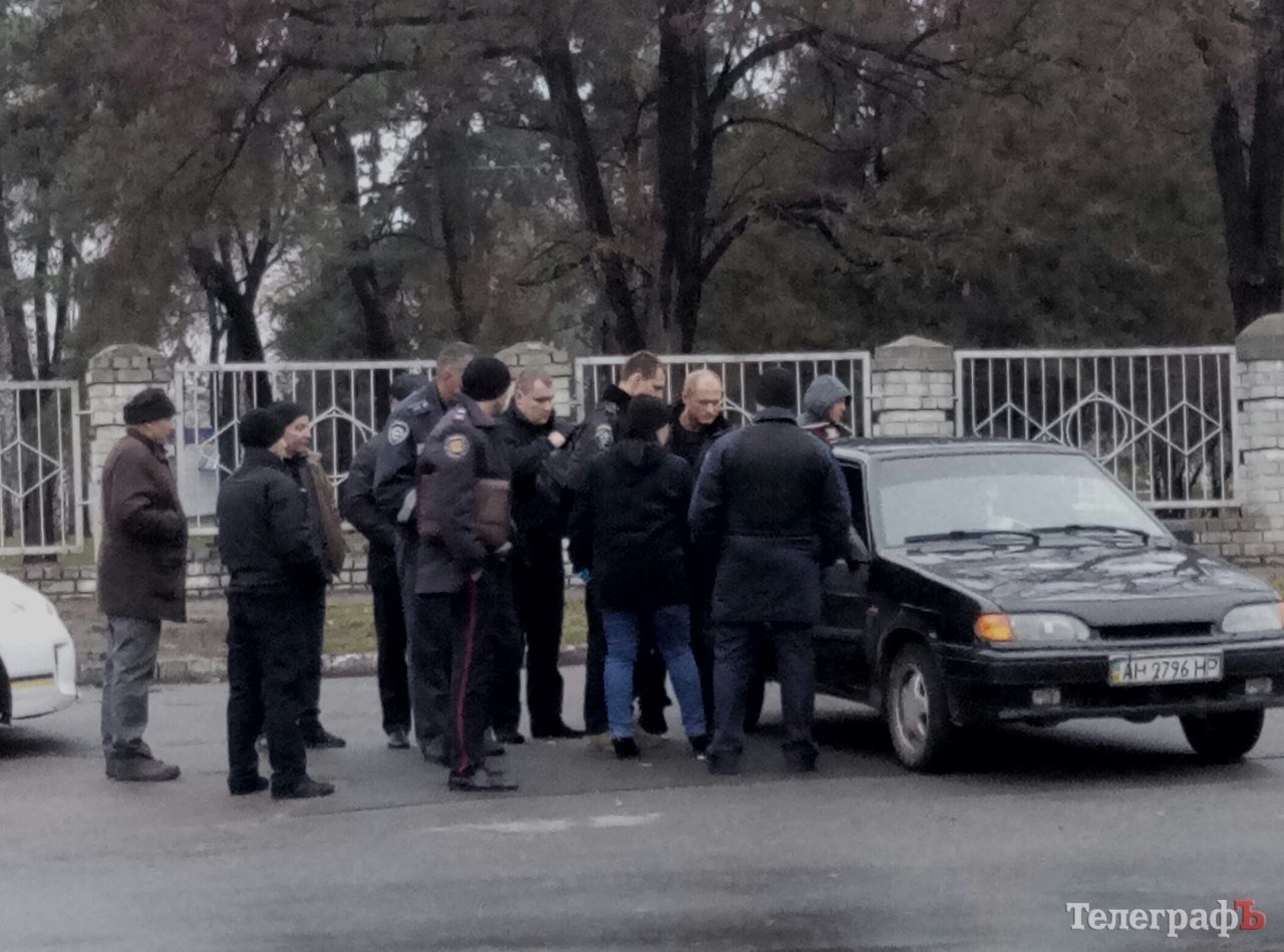 В Кременчуге подозреваемый в ограблении угрожал взорвать себя в машине В Кременчуге подозреваемый в ограблении угрожал взорвать себя в машине