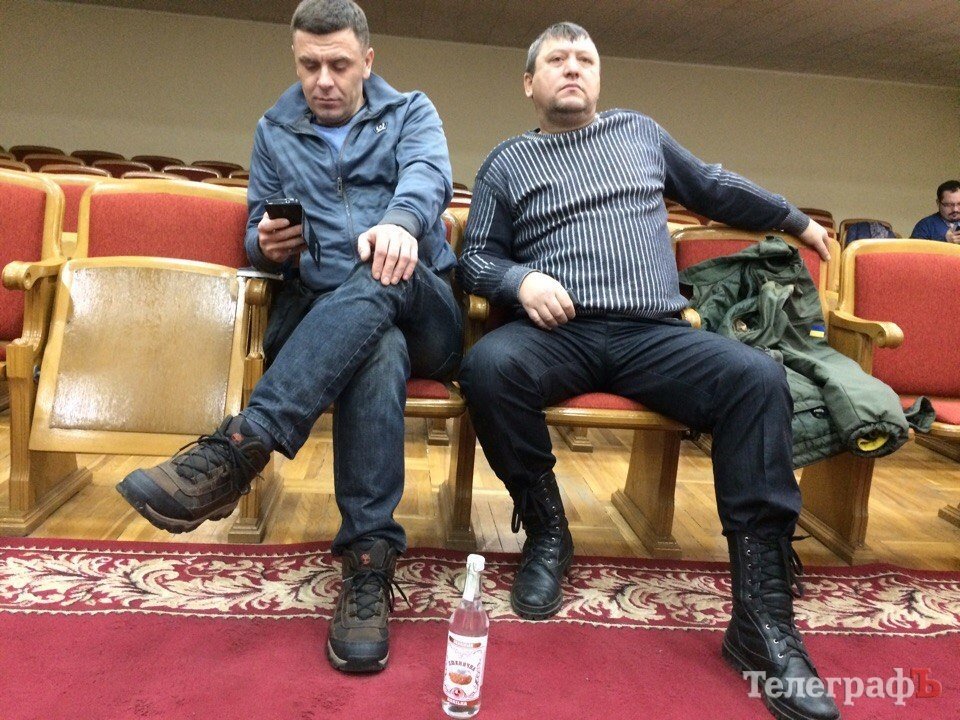 Харченко и Михайленко принесли в мэрию водку Харченко и Михайленко принесли в мэрию водку