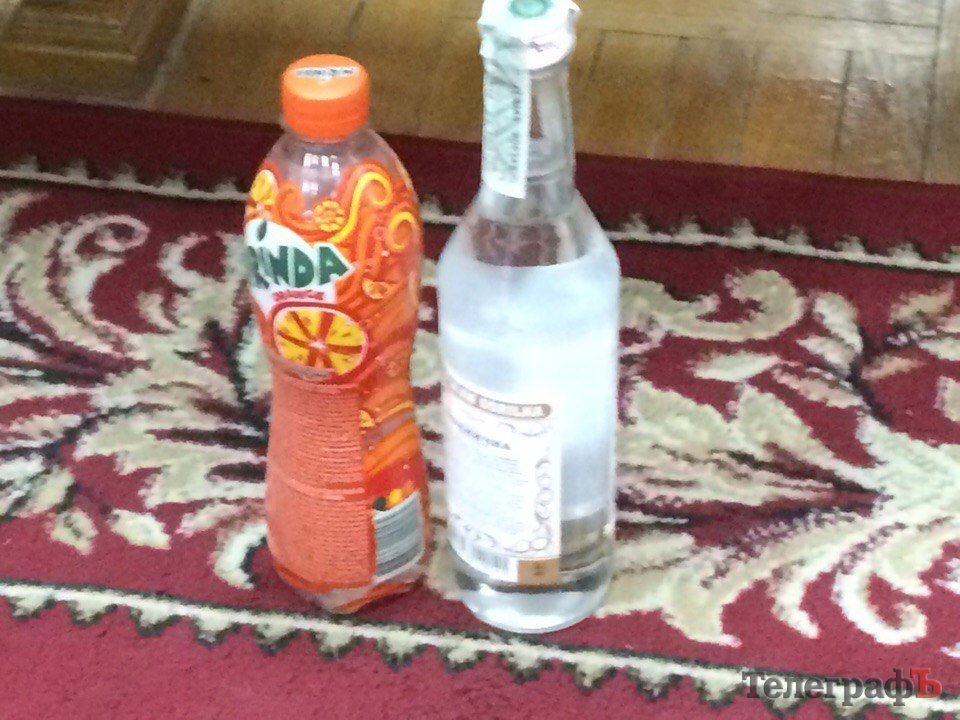 Харченко и Михайленко принесли в мэрию водку Харченко и Михайленко принесли в мэрию водку