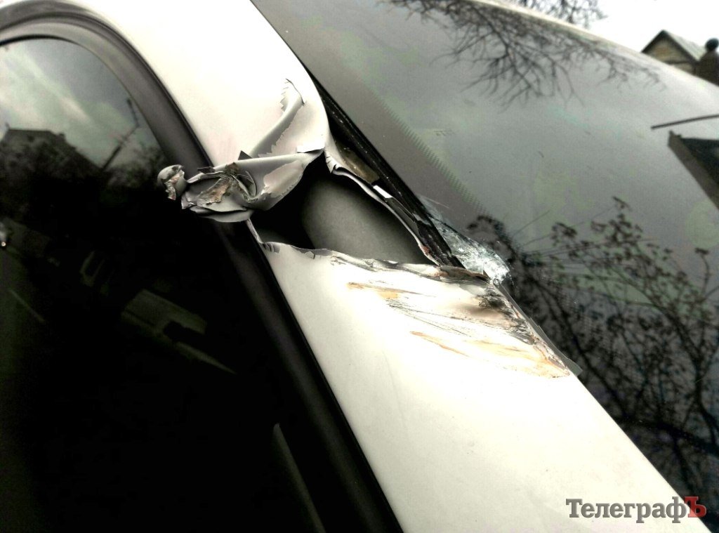 В Кременчуге коммунальная машина «раздала лящей» двум легковушкам В Кременчуге коммунальная машина «раздала лящей» двум легковушкам