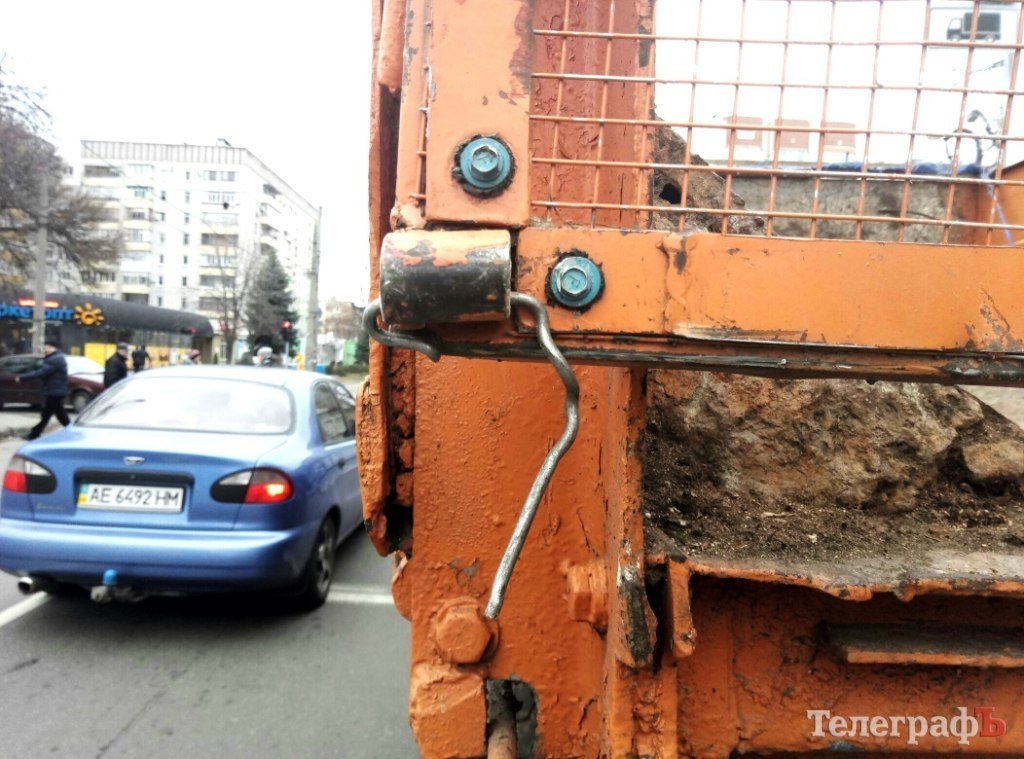 В Кременчуге коммунальная машина «раздала лящей» двум легковушкам В Кременчуге коммунальная машина «раздала лящей» двум легковушкам