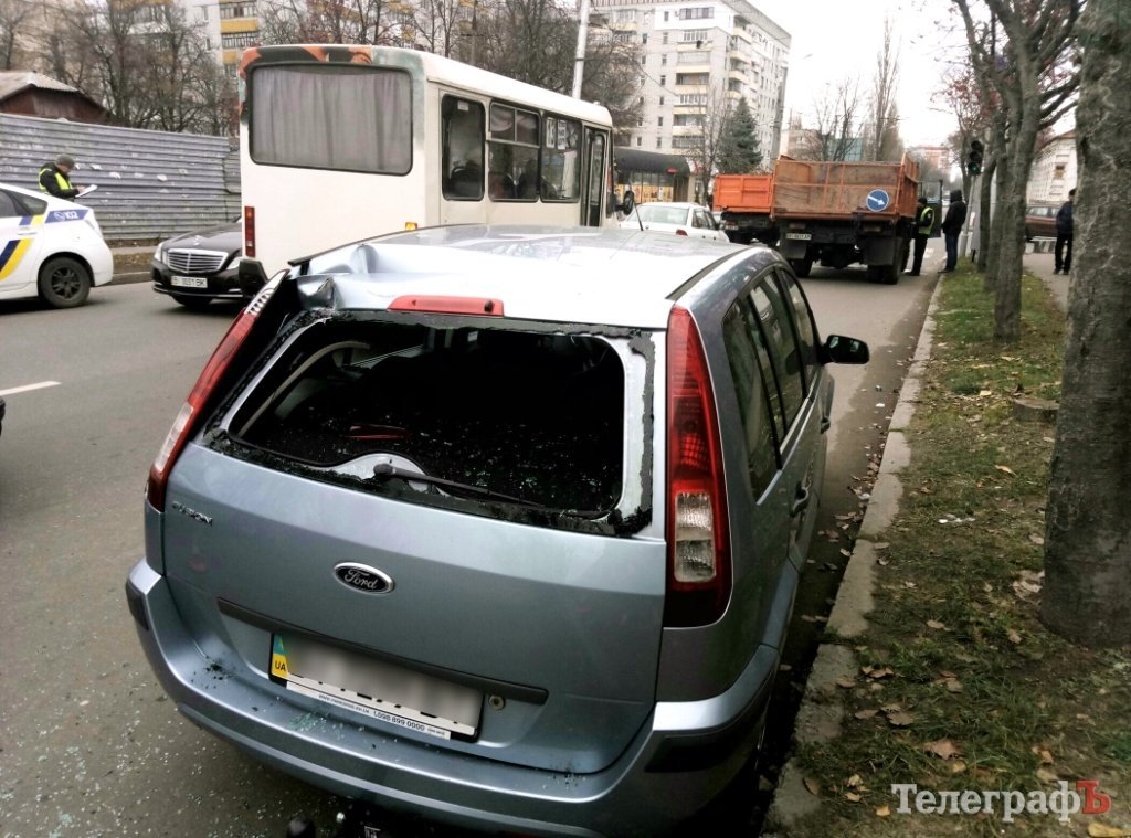 В Кременчуге коммунальная машина «раздала лящей» двум легковушкам В Кременчуге коммунальная машина «раздала лящей» двум легковушкам