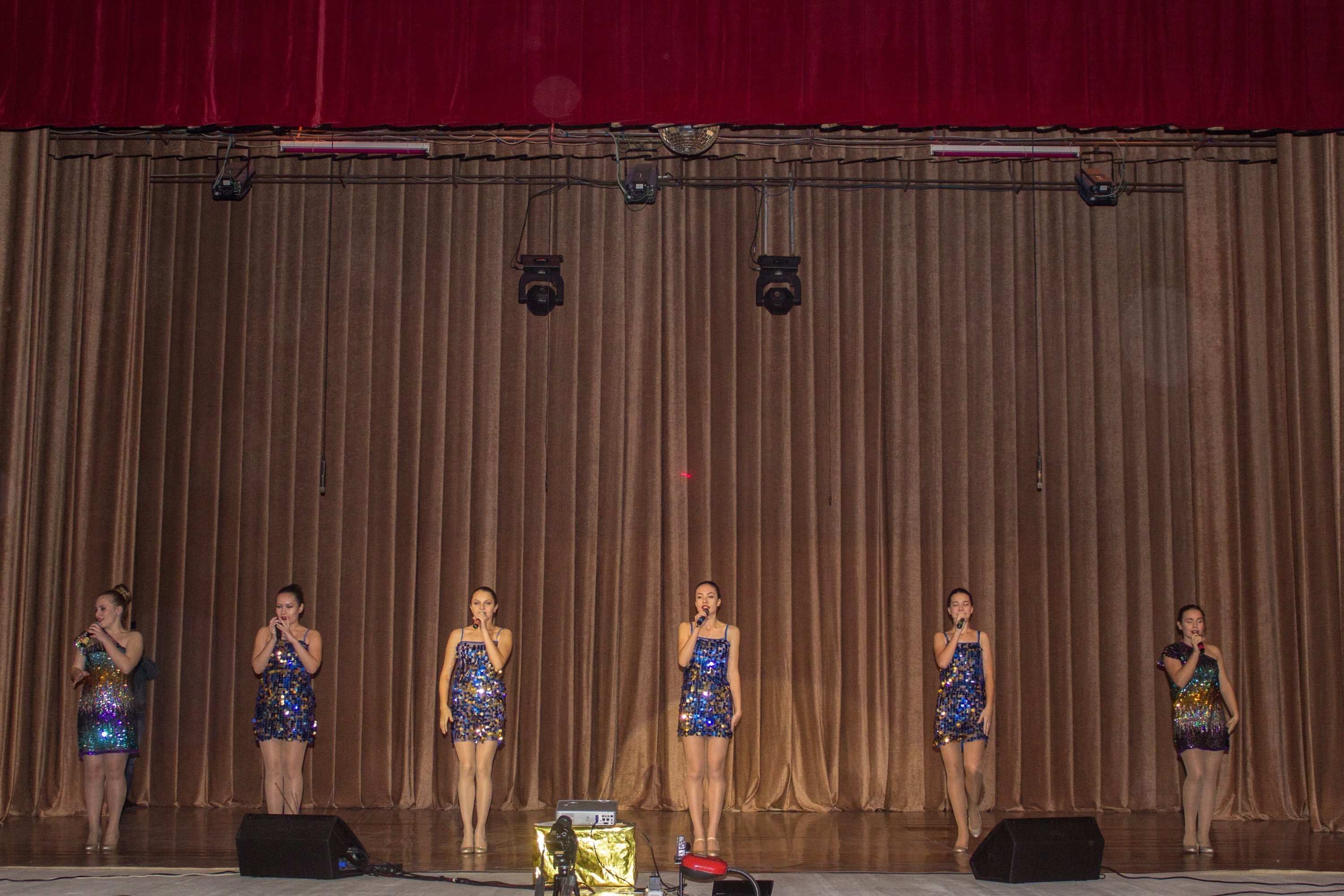 Кременчугский Тарзан, студент-ангел и тени – так началось шоу для Кременчуга Кременчугский Тарзан, студент-ангел и тени – так началось шоу для Кременчуга