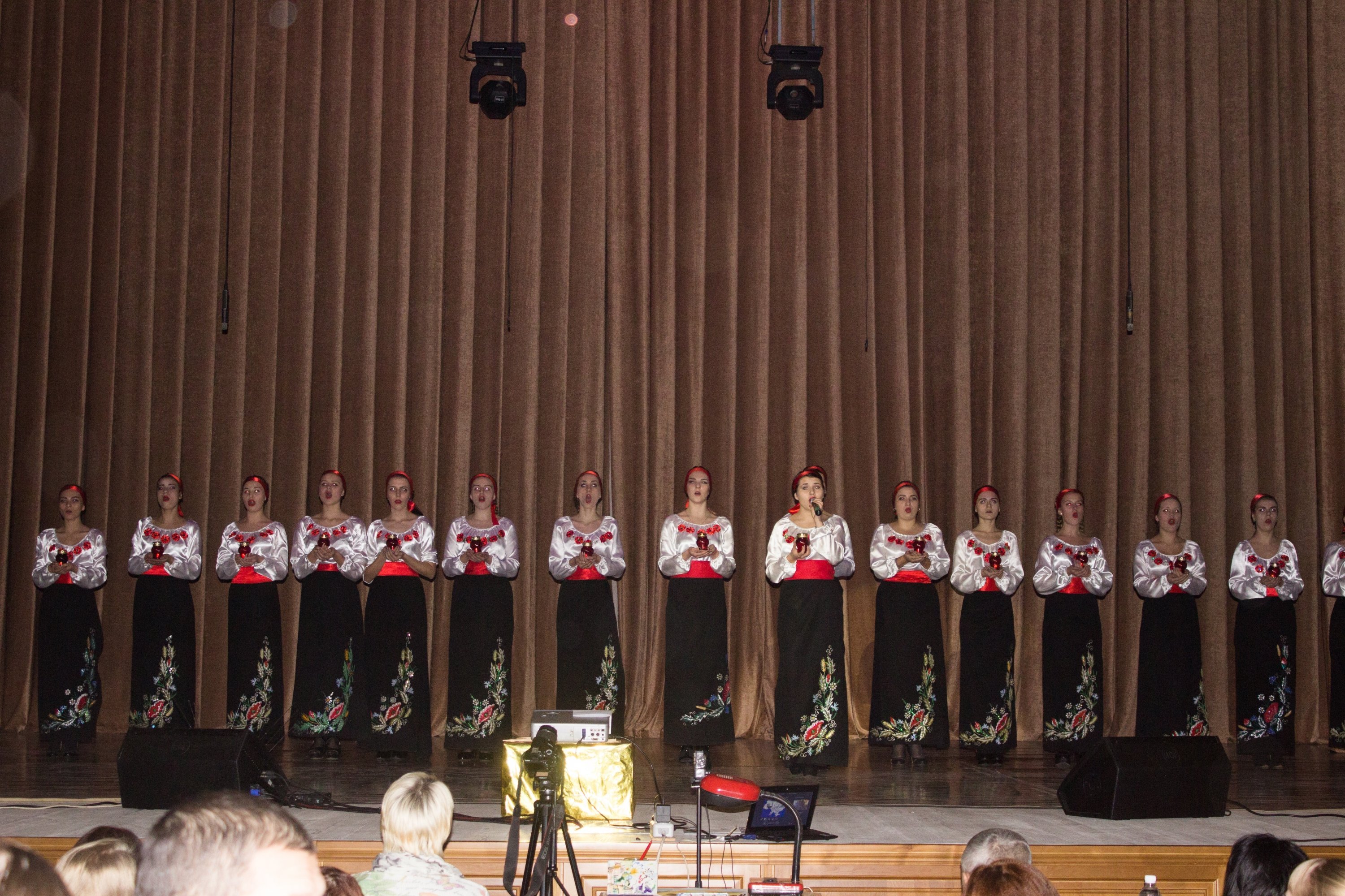 Кременчугский Тарзан, студент-ангел и тени – так началось шоу для Кременчуга Кременчугский Тарзан, студент-ангел и тени – так началось шоу для Кременчуга