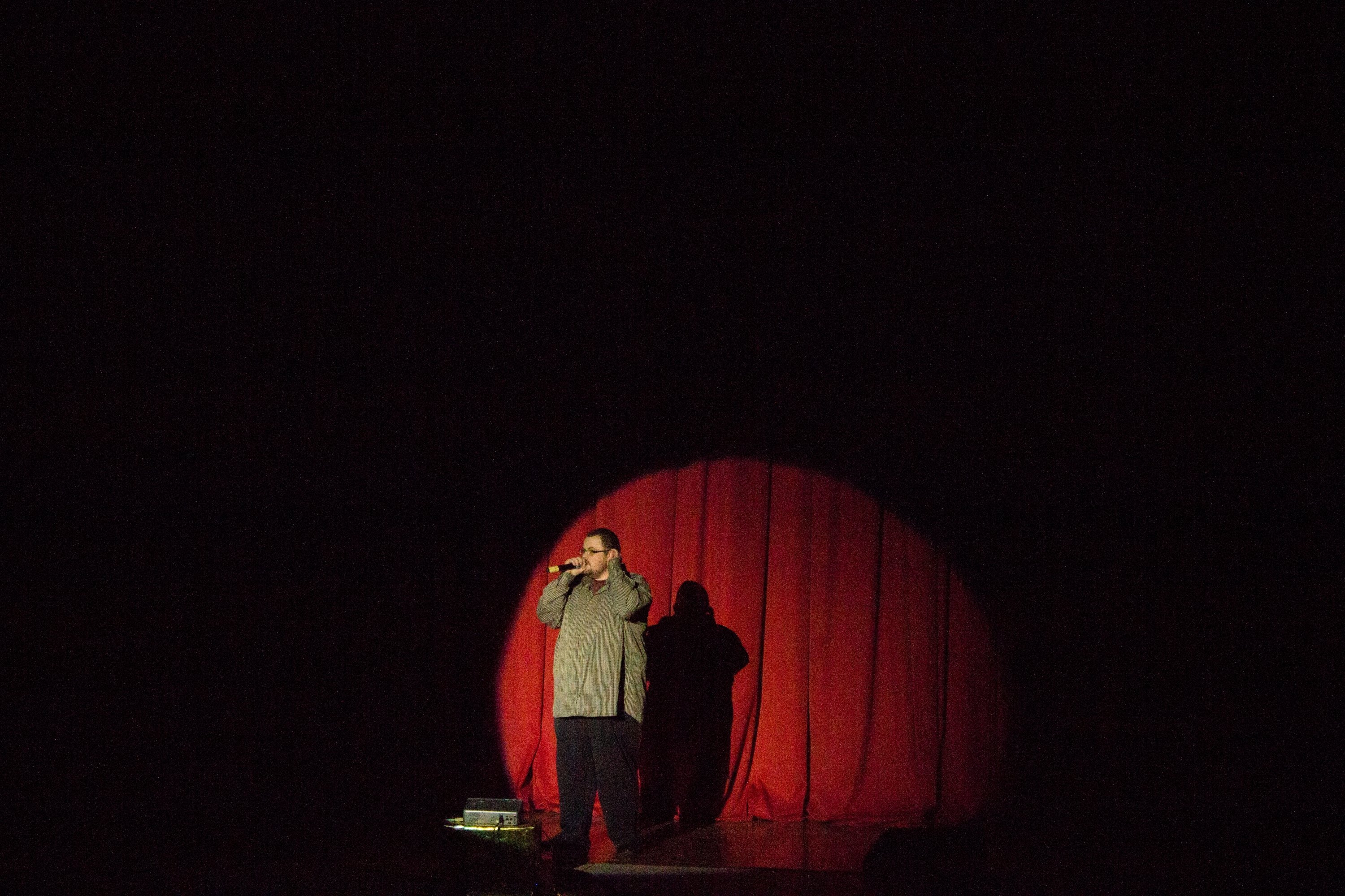 Кременчугский Тарзан, студент-ангел и тени – так началось шоу для Кременчуга Кременчугский Тарзан, студент-ангел и тени – так началось шоу для Кременчуга