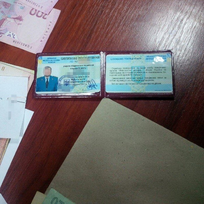 15 000 гривень в день «заробляв» кременчуцький митник на хабарях 15 000 гривень в день «заробляв» кременчуцький митник на хабарях