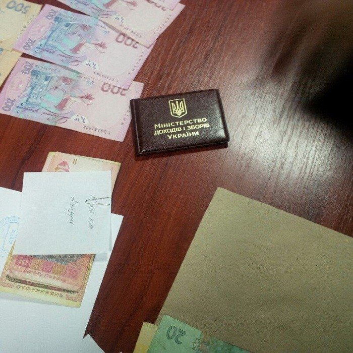 15 000 гривень в день «заробляв» кременчуцький митник на хабарях 15 000 гривень в день «заробляв» кременчуцький митник на хабарях