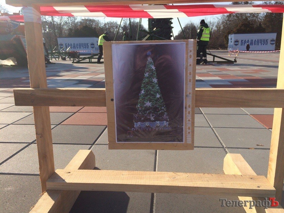 Главную елку Кременчуга окружили снеговики и не только Главную елку Кременчуга окружили снеговики и не только