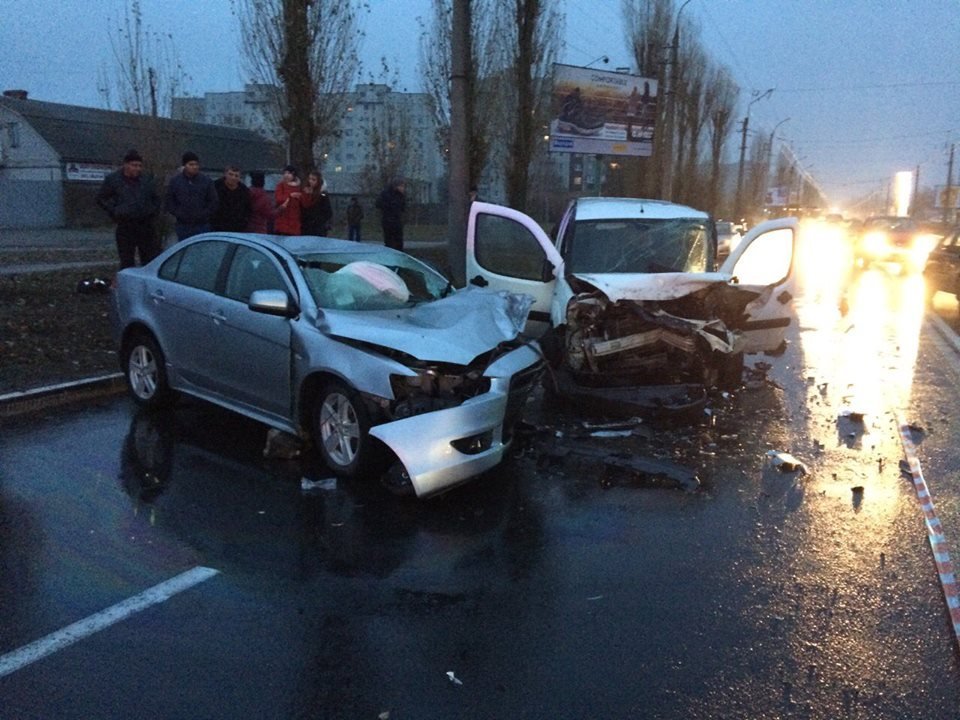 В Кременчуге авария возле бывшего «Велмарта»: три человека в больнице В Кременчуге авария возле бывшего «Велмарта»: три человека в больнице
