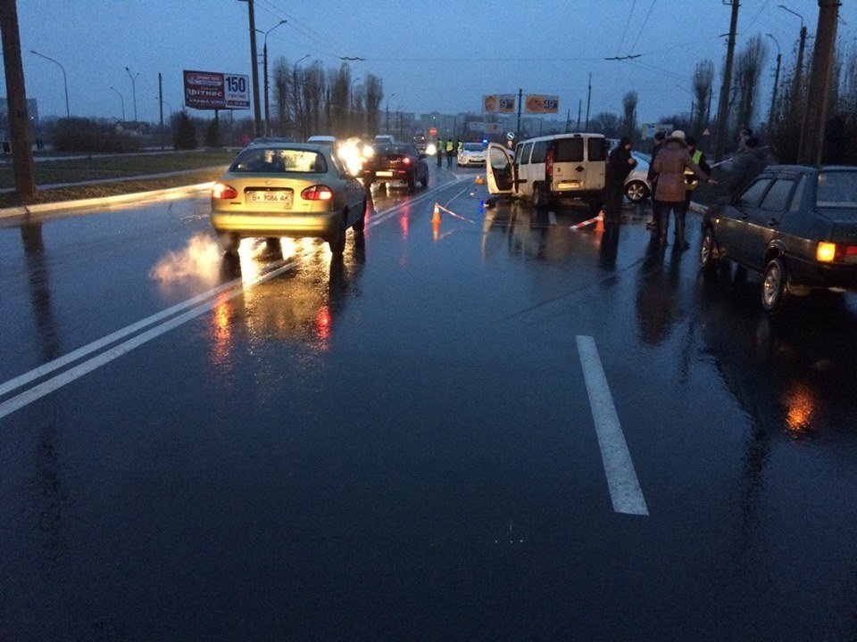 В Кременчуге авария возле бывшего «Велмарта»: три человека в больнице В Кременчуге авария возле бывшего «Велмарта»: три человека в больнице