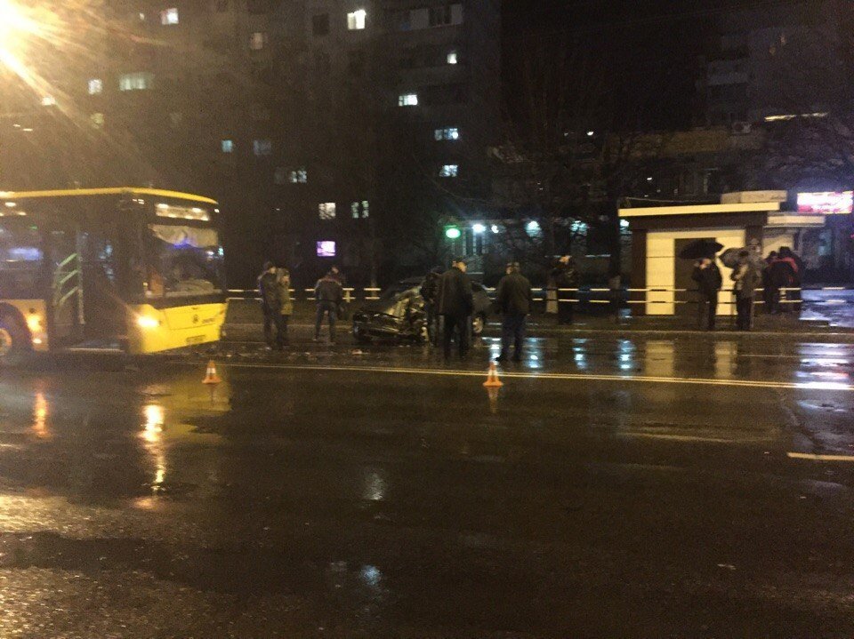 На Молодіжному аварія: автобус зіткнувся з легковим автомобілем На Молодіжному аварія: автобус зіткнувся з легковим автомобілем