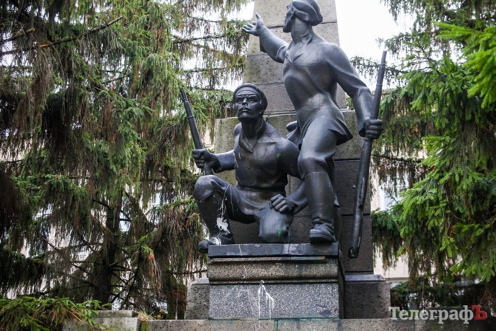 В Кременчуге неизвестные облили краской памятник Борцам за власть Советов В Кременчуге неизвестные облили краской памятник Борцам за власть Советов