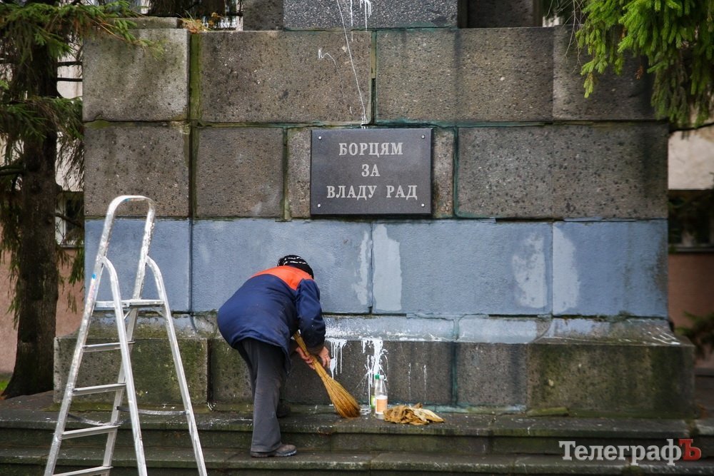 В Кременчуге неизвестные облили краской памятник Борцам за власть Советов В Кременчуге неизвестные облили краской памятник Борцам за власть Советов