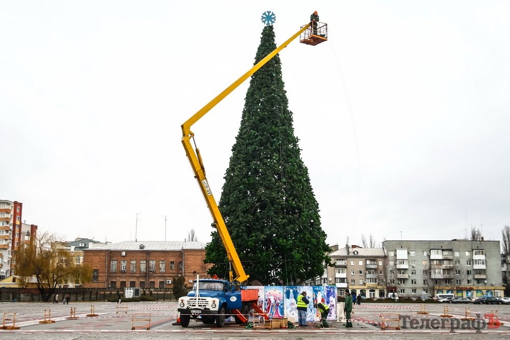 Снег в Кременчуге пока только на городской ёлке Снег в Кременчуге пока только на городской ёлке