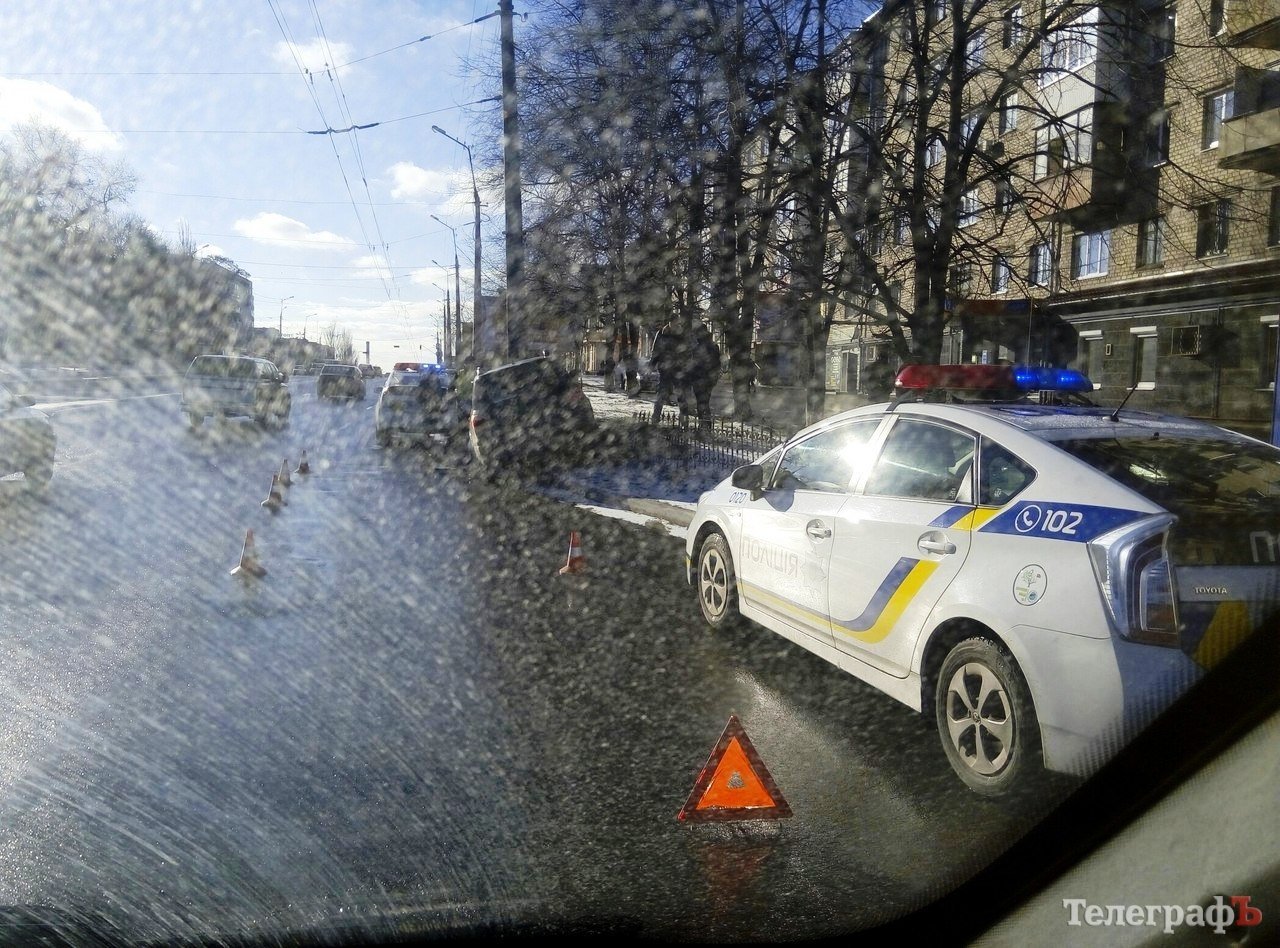 В Кременчуге Mitsubishi вылетел на бордюр и врезался в забор В Кременчуге Mitsubishi вылетел на бордюр и врезался в забор