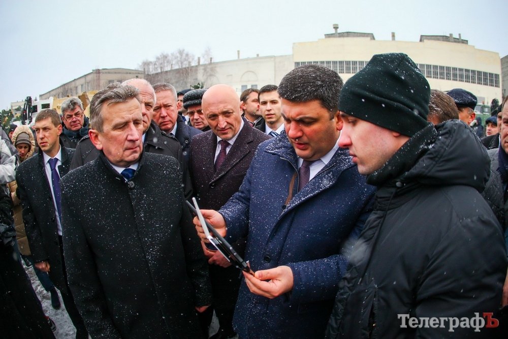 Гройсман в Кременчуге: побывал на «АвтоКрАЗе» и КВСЗ Гройсман в Кременчуге: побывал на «АвтоКрАЗе» и КВСЗ