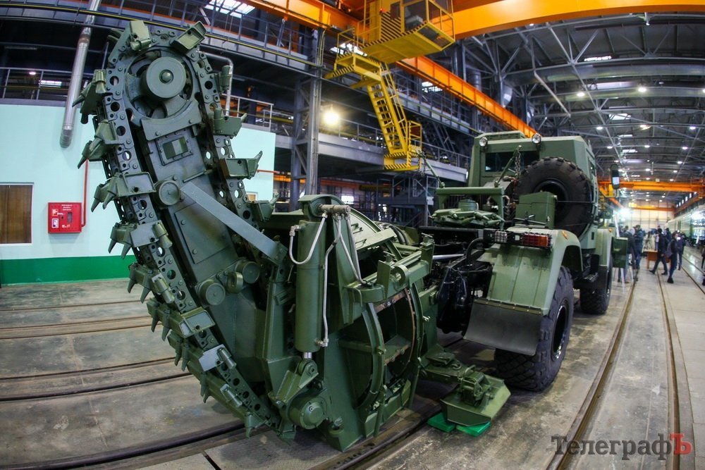 Гройсман в Кременчуге: побывал на «АвтоКрАЗе» и КВСЗ Гройсман в Кременчуге: побывал на «АвтоКрАЗе» и КВСЗ