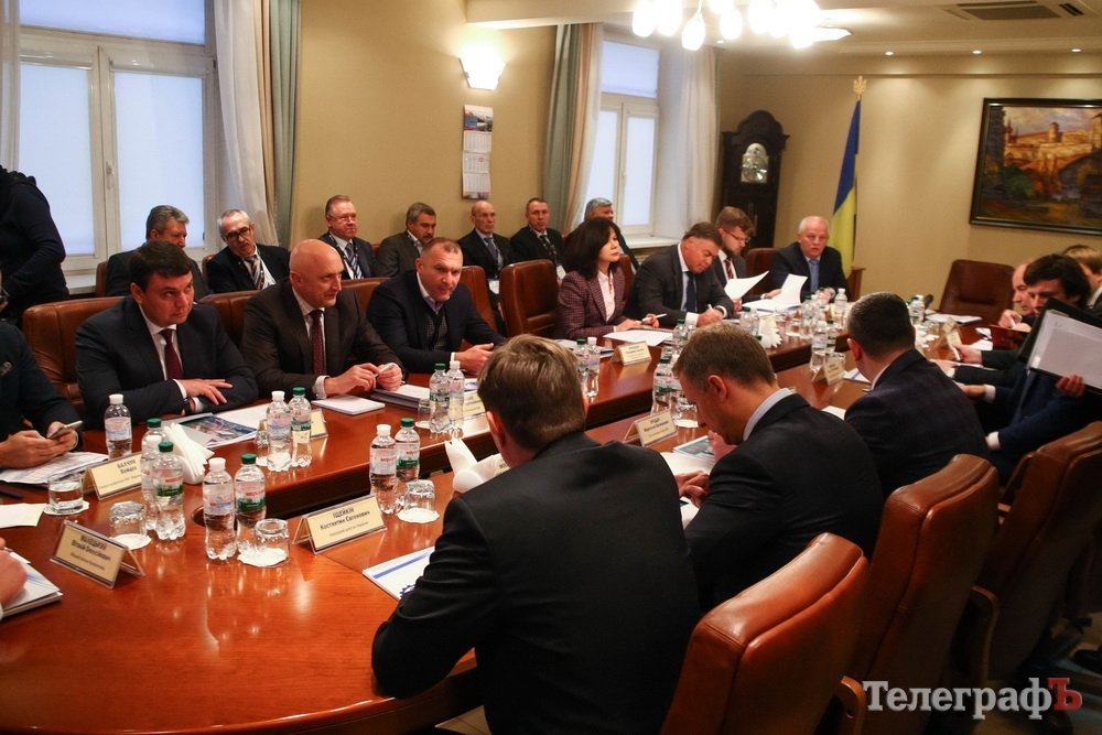 Гройсман в Кременчуге: побывал на «АвтоКрАЗе» и КВСЗ Гройсман в Кременчуге: побывал на «АвтоКрАЗе» и КВСЗ