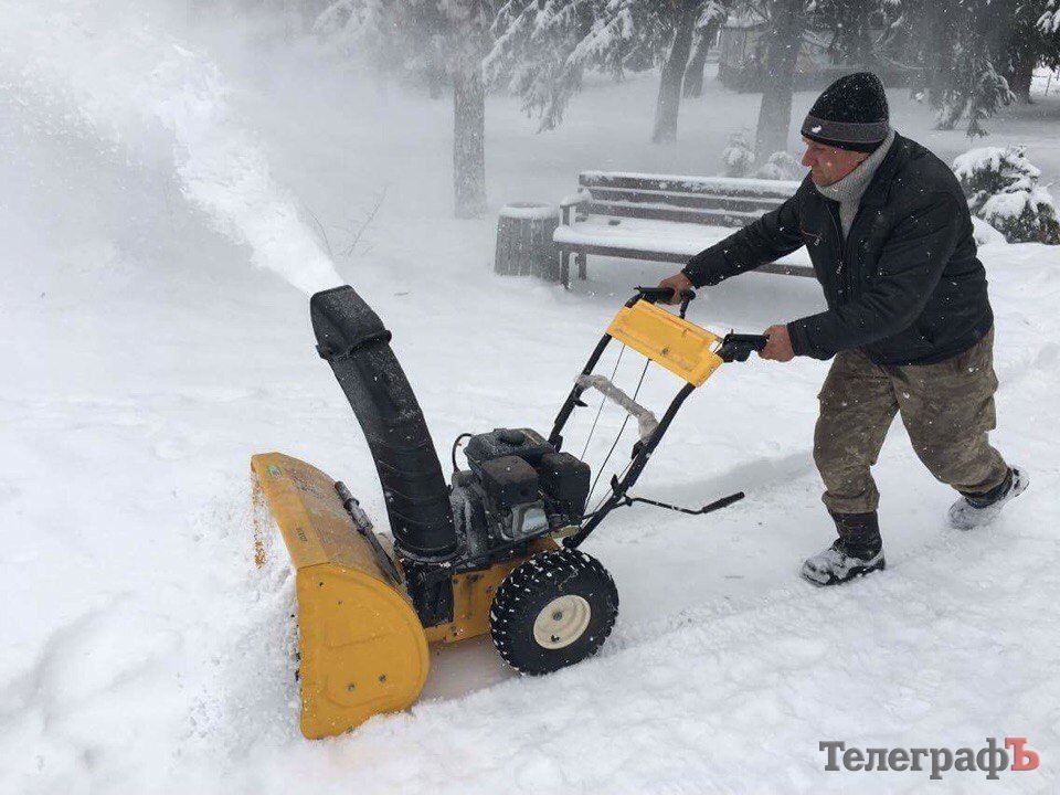Машини проти снігу: як кременчуцькі комунальники борються з зимою Машини проти снігу: як кременчуцькі комунальники борються з зимою