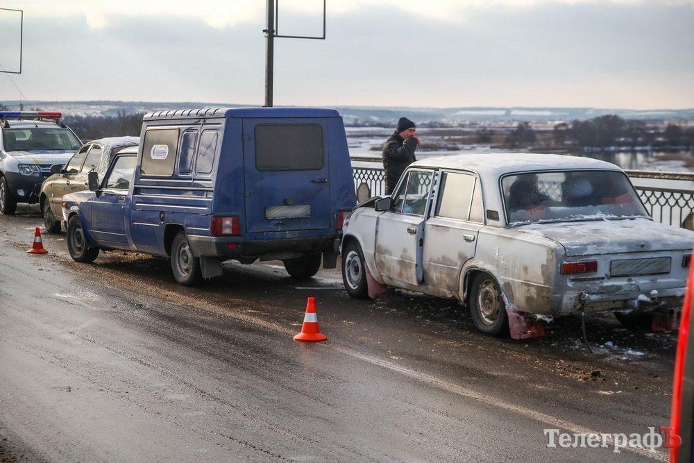 В Кременчуге на Крюковском мосту ДТП: столкнулось три автомобиля В Кременчуге на Крюковском мосту ДТП: столкнулось три автомобиля