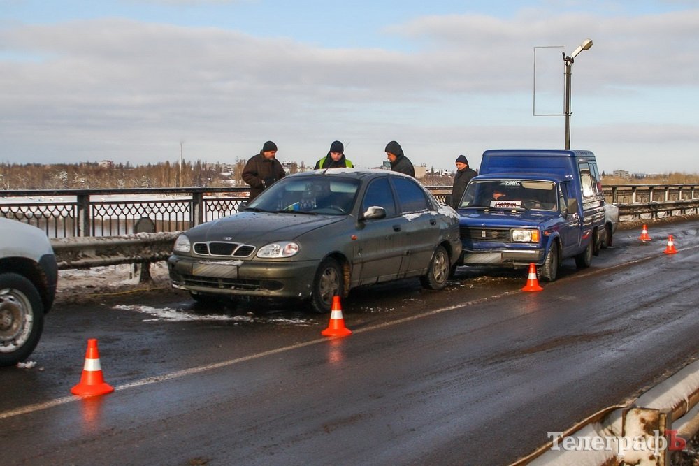 В Кременчуге на Крюковском мосту ДТП: столкнулось три автомобиля В Кременчуге на Крюковском мосту ДТП: столкнулось три автомобиля